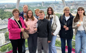 Unsere Mitarbeiterin Simone mit ihrer Reisegruppe im London Eye