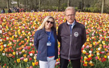 Unsere Reisebegleitung Christina und unser Busfahrer Franz in der Tulpenblüte in Holland