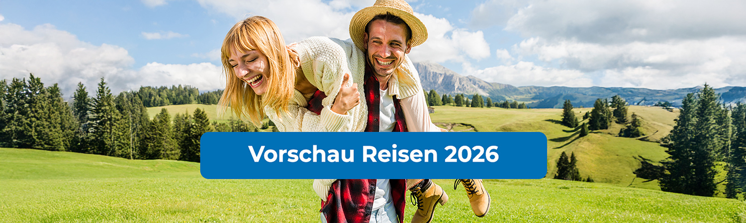 Grafik: Vorschau Reisen 2026. Bild: Junges Pärchen in den Bergen, schöne Landschaft.