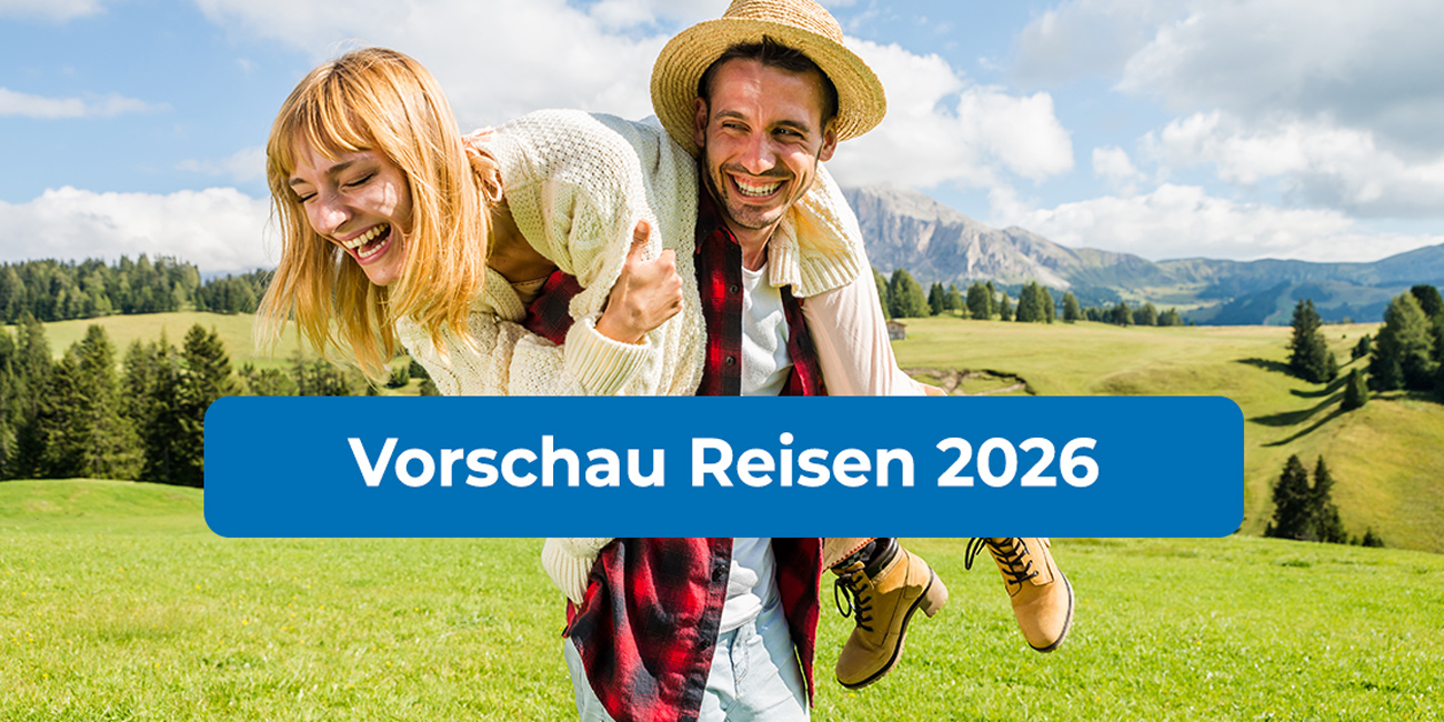 Grafik: Vorschau Reisen 2026. Bild: Junges Pärchen in den Bergen, schöne Landschaft.