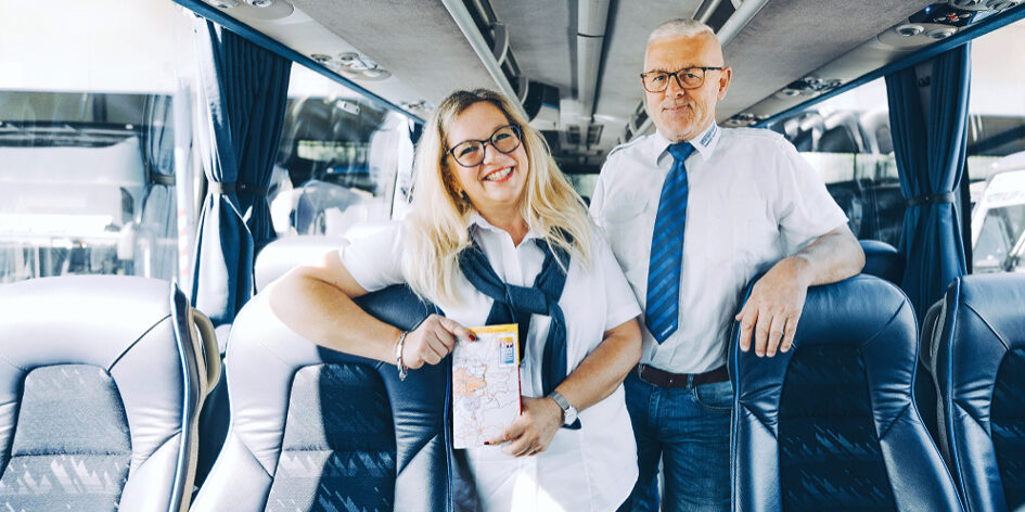 Foto eines Busfahrers mit Reisebegleitung