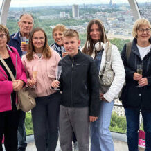 Unsere Mitarbeiterin Simone mit ihrer Reisegruppe im London Eye