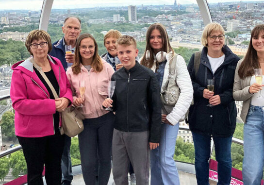 Unsere Mitarbeiterin Simone mit ihrer Reisegruppe im London Eye