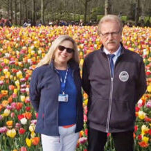 Unsere Reisebegleitung Christina und unser Busfahrer Franz in der Tulpenblüte in Holland