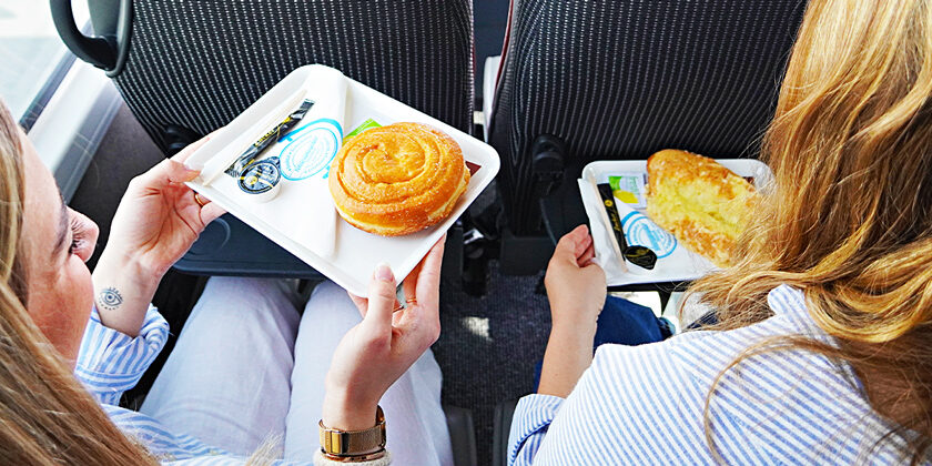 Stanglmeier Tagesfahrten Snack im Bus (Apfelplunder & Käsestange)