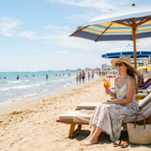 Frau am Strand von Lido di Jesolo