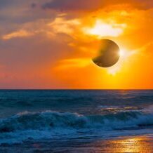 Schöne Landschaft mit Sonnenfinsternis - Schöner Sonnenuntergang über dem Meer