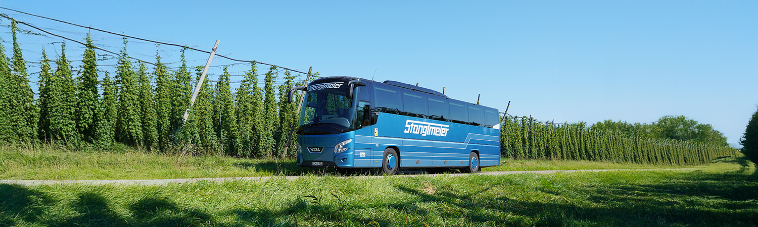 Stanglmeier Bus vor einem Hopfengarten