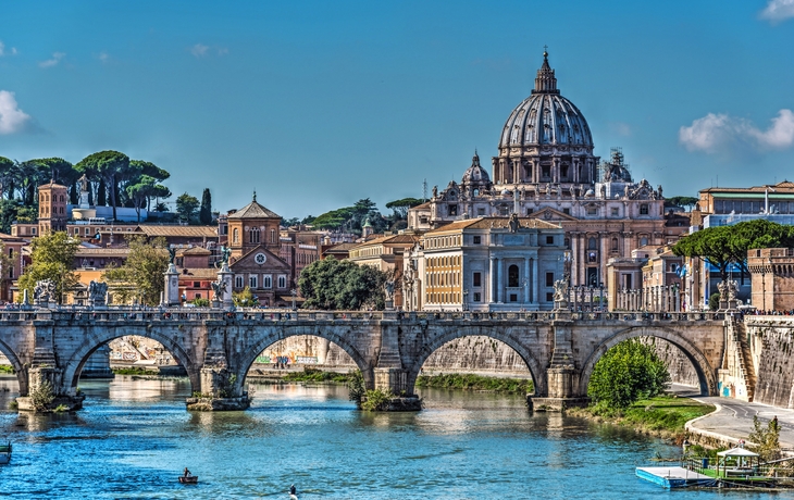 Petersdom vom Tiber aus gesehen - © Gabriele Maltinti - stock.adobe.com