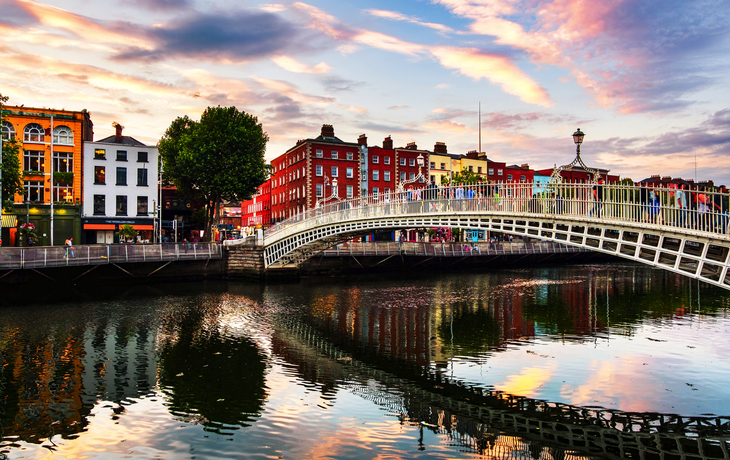 © Madrugada Verde - stock.adobe.com - Ha Penny Bridge in Dublin