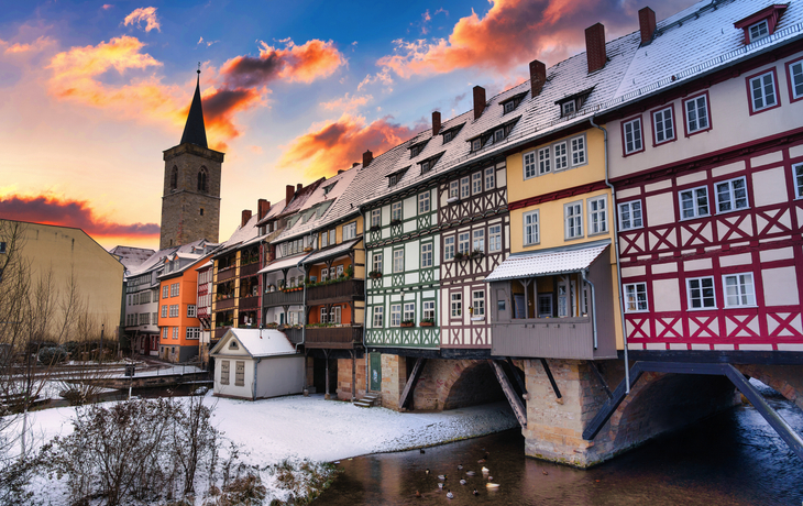 ©Votimedia - stock.adobe.com - Erfurter Altstadt mit der berühmten Krämerbrücke in Thüringen, Deutschland