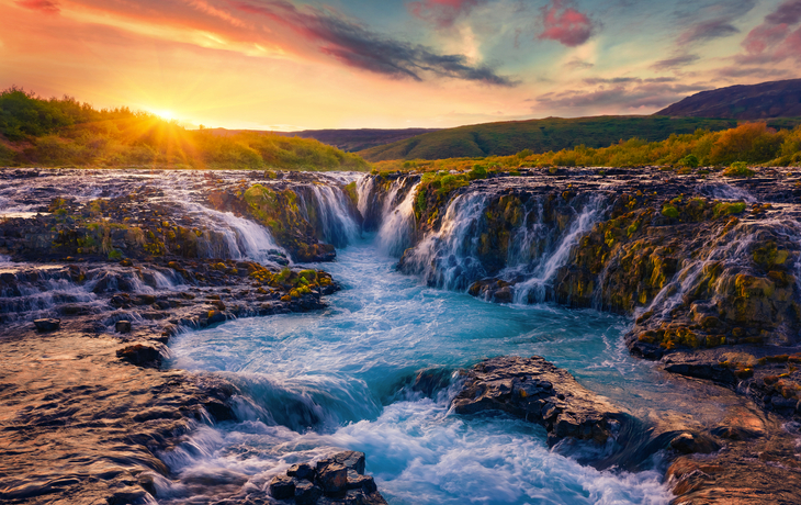 © Andrew Mayovskyy - stock.adobe.com - Sommeransicht des Bruarfoss-Wasserfalls