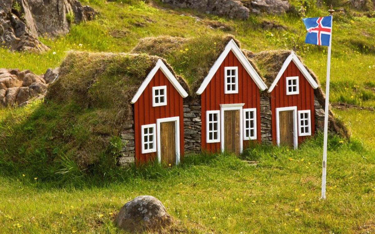 Small Icelandic houses