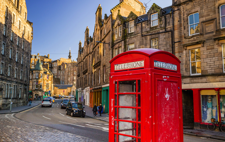 Blick auf die Straße der historischen Royal Mile in Edinburgh, Vereinigtes Königreich