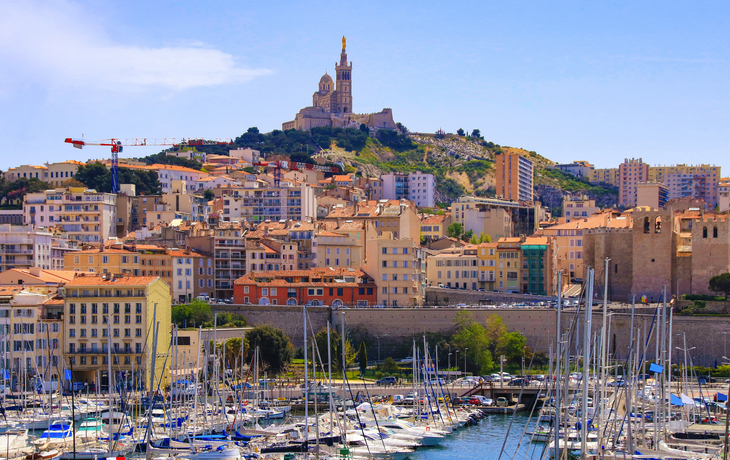 ©Meer Sommer - stock.adobe.com - Alter Hafen von Marseille mit Blick auf die Basilika