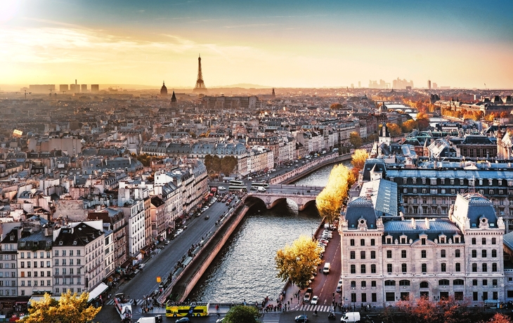 © Augustin Lazaroiu - stock.adobe.com - Paris, Frankreich - Seine-Fluss-Stadtbild in den Herbstfarben. Eiffelturm und La Defense im Hintergrund. Nebeliger Himmel.