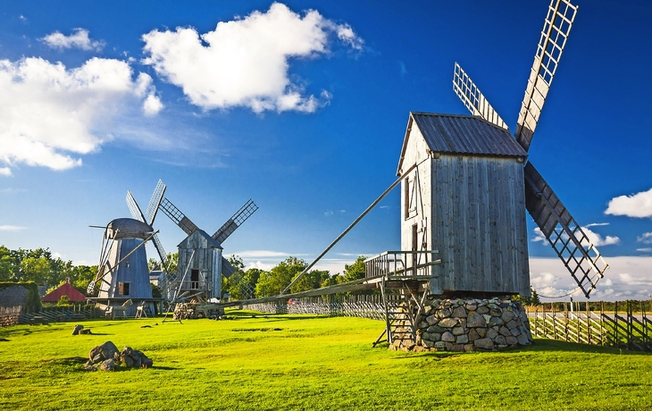 © anilah - stock.adobe.com - hölzerne Windmühlen in Angla auf der Insel Saaremaa, Estland