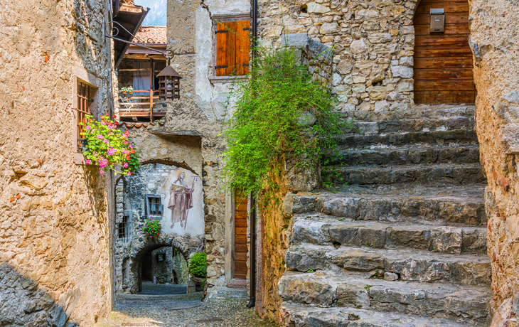 © e55evu - stock.adobe.com - mittelalterliches Dorf Canale di Tenno