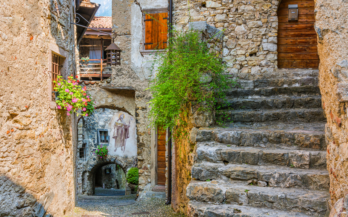 mittelalterliches Dorf Canale di Tenno - © e55evu - stock.adobe.com