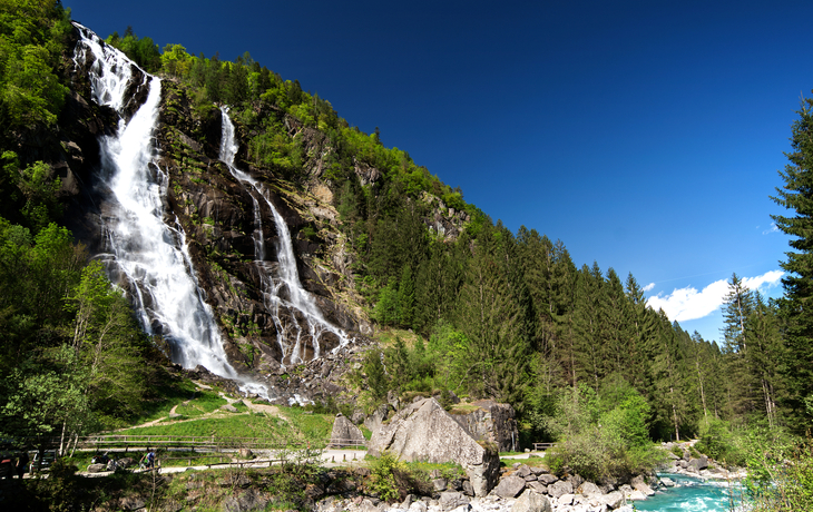 ©Franco Visintainer - stock.adobe.com - die Nardis-Wasserfälle im Val di Genova im Trentino, Italien