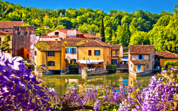 Blick auf den Fluss Mincio und das idyllische Dorf Borghetto