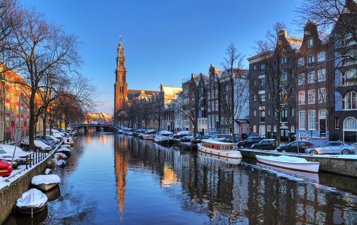 © dennisvdwater - stock.adobe.com - Westerkerk und Prinsengracht im winterlichen Amsterdam, Niederlande