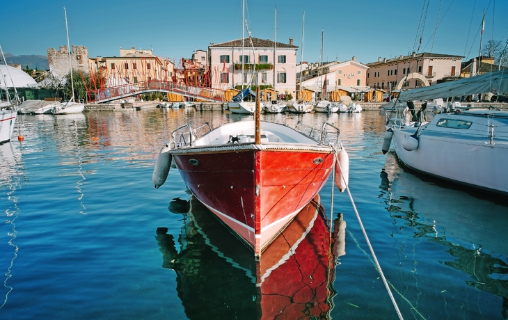 © Stillkost - stock.adobe.com - Hafen von Bardolino am Gardasee in der Region Venetien, Italien