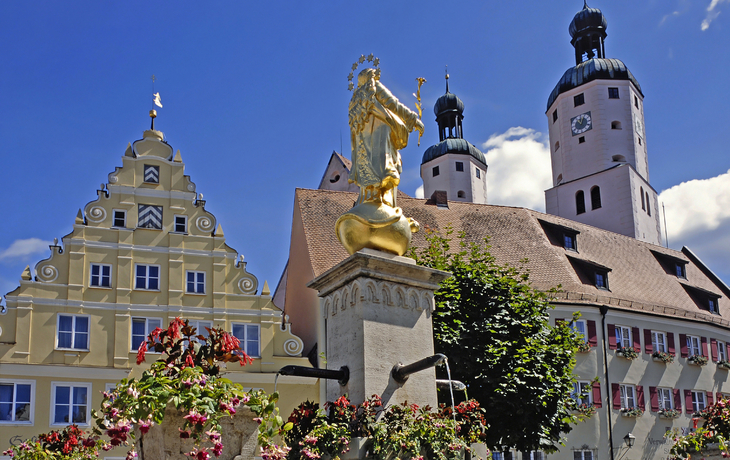 © H.Arndt - stock.adobe.com - Marktplatz, Marienbrunnen und Pfarrkirche St. Emeran in Wemding