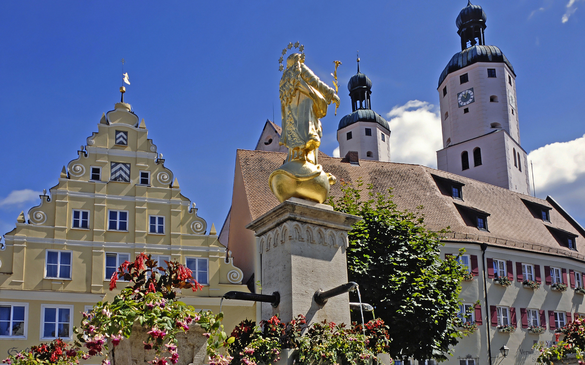 Marktplatz, Marienbrunnen und Pfarrkirche St. Emeran in Wemding - © H.Arndt - stock.adobe.com
