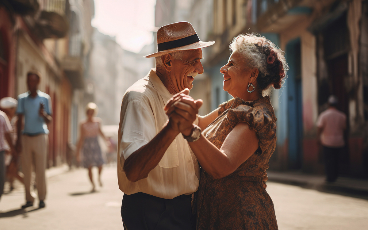 älteres Paar tanzt in den Straßen von Havana - © santypan - stock.adobe.com