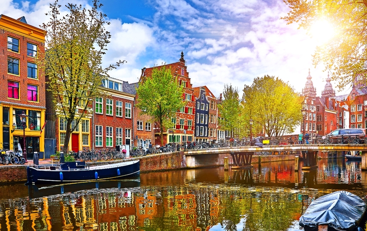 © Yasonya - stock.adobe.com - Kanal in Amsterdam Niederlande Häuser Fluss Amstel Wahrzeichen