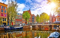 Kanal in Amsterdam Niederlande Häuser Fluss Amstel Wahrzeichen