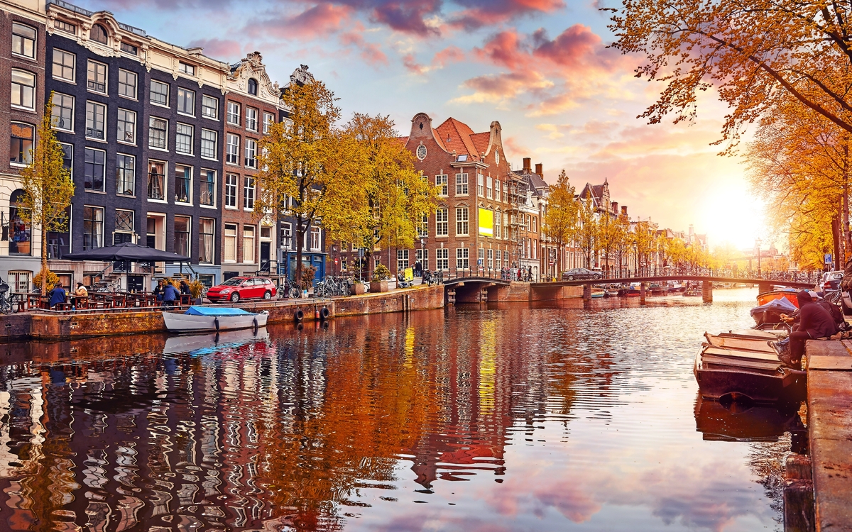 Kanal in Amsterdam Niederlande Häuser Fluss Amstel Wahrzeichen - © Yasonya - stock.adobe.com