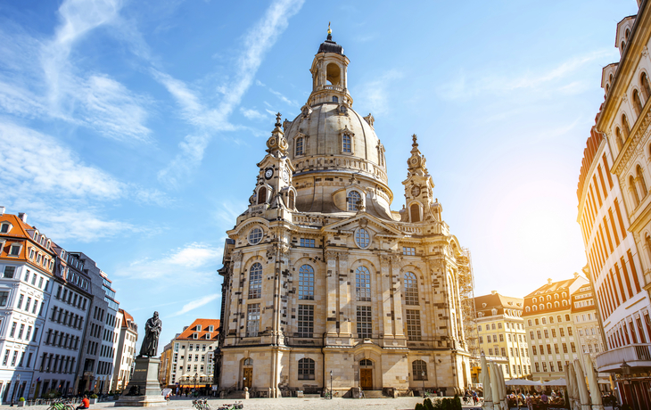 ©rh2010 - stock.adobe.com - Blick auf den Hauptplatz mit der berühmten Liebfrauenkirche während des Sonnenaufgangs in Dresden,Deutschland