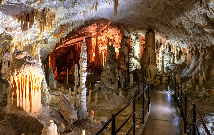 © Matthew - stock.adobe.com - Höhlen von Postojna - die zweitgrößten für Touristen erschlossenen Tropfsteinhöhlen der Welt