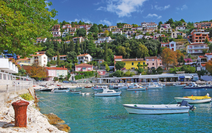 © travelpeter - Fotolia - Urlaubs-und Badeort Rabac in Istrien an der Adria