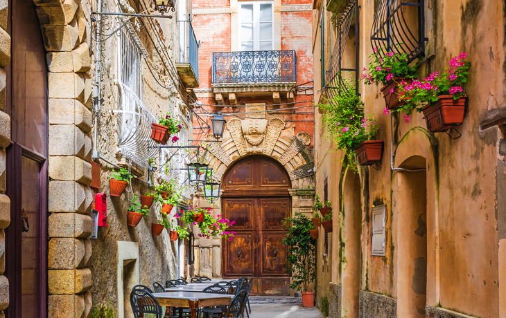 ©samael334 - stock.adobe.com - Cafe tables and chairs outside in old cozy street in the Positano town, Italy