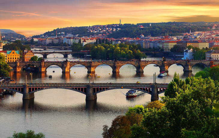 ©Givaga - stock.adobe.com - Panorama von Prag