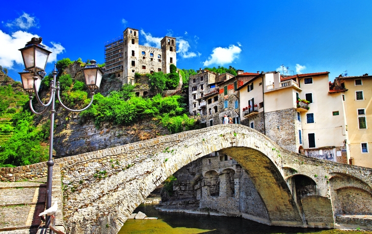 schöne mittelalterliche Dörfer Italiens - Dolceaqua (Ligurien) - © Freesurf - stock.adobe.com