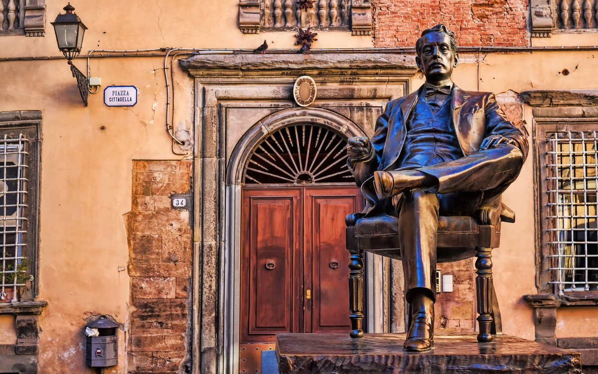 Florenz, Piazza Cittadella mit Puccini-Denkmal - © ArTo - Fotolia