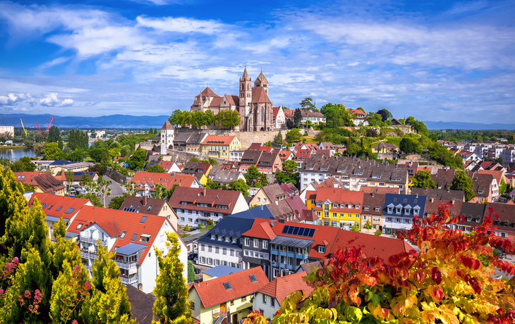 © xbrchx - stock.adobe.com - Blick auf die historische Stadt Breisach mit Dom