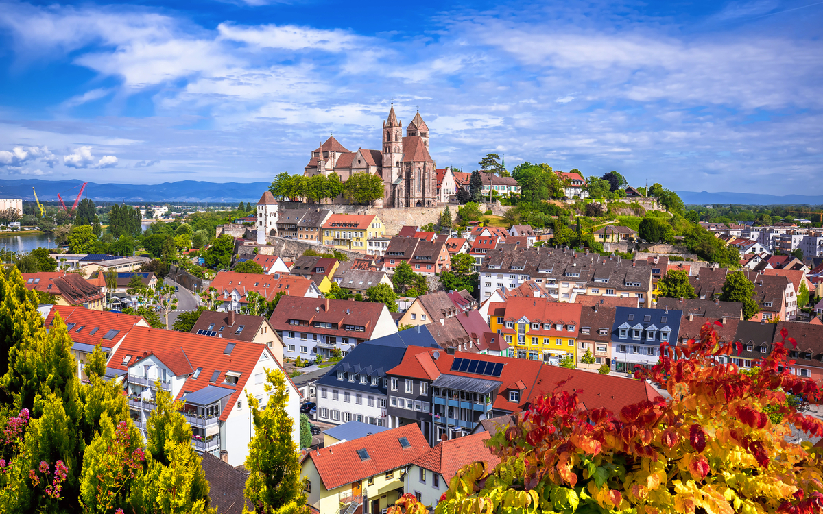 Blick auf die historische Stadt Breisach mit Dom - © xbrchx - stock.adobe.com