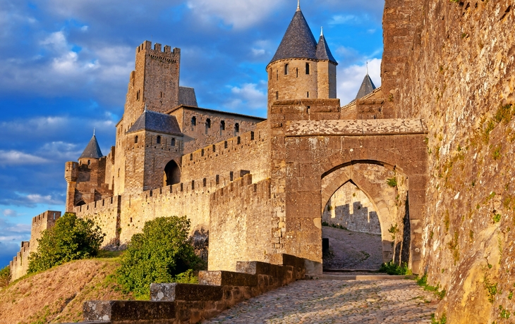 © Pablo Debat - stock.adobe.com - Das Tor von Aude am späten Nachmittag in Carcassonne