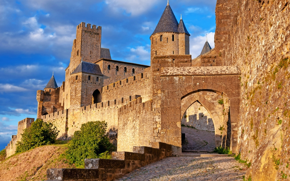 Das Tor von Aude am späten Nachmittag in Carcassonne - © Pablo Debat - stock.adobe.com