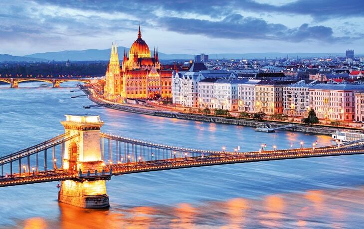 © TTstudio - Fotolia - Budapest with chain bridge and parliament, Hungary