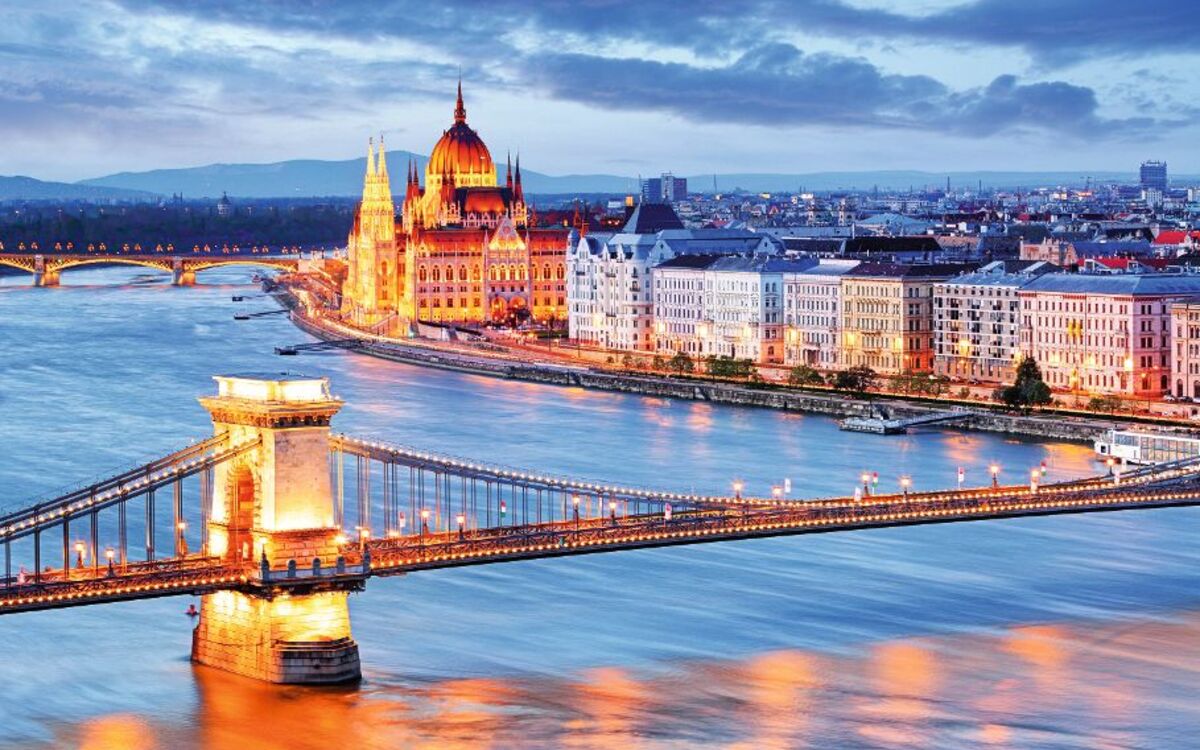 Budapest with chain bridge and parliament, Hungary - © TTstudio - Fotolia