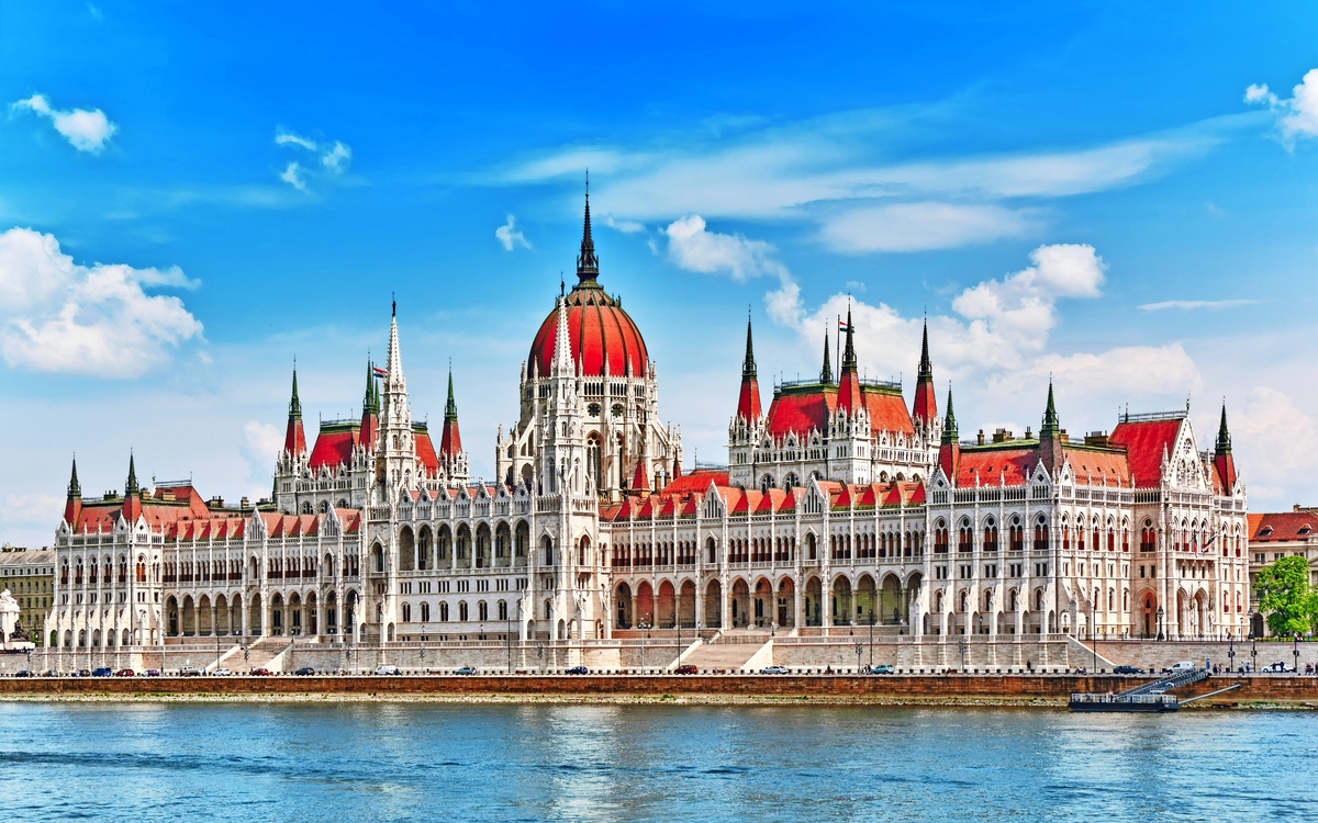 Ungarische Parlament an der Tageszeit. Budapest. Blick von der Donau rive - © Brian Kinney - Fotolia