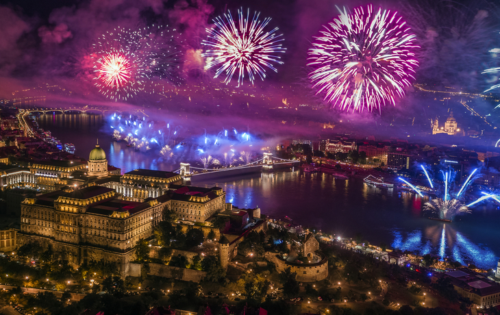 Feuerwerk über dem Burgberg in Budapest