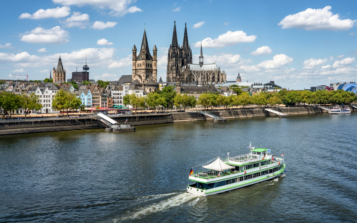 Schifffahrt entlang des Rheinufers in Köln - ©eyetronic - stock.adobe.com