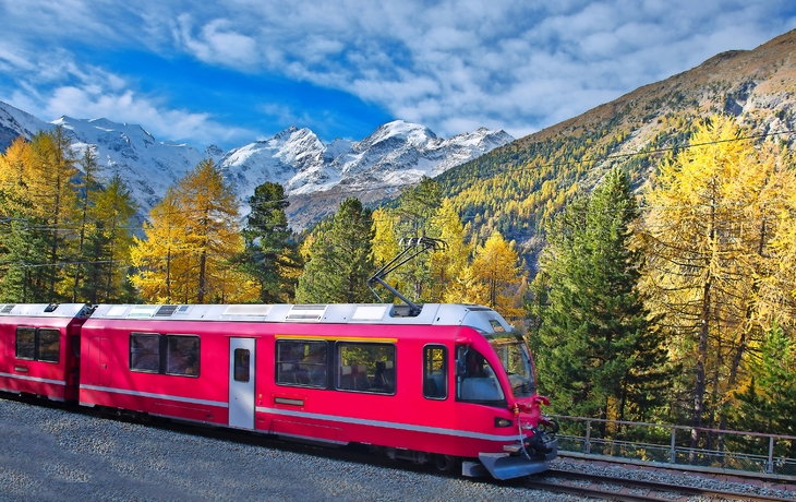 Schweizer Bergbahn Bernina Express überquerte die Alpen im Herbst - © michelangeloop - stock.adobe.com